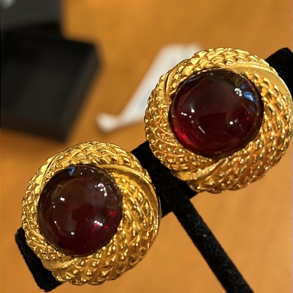 Vintage authentic Chanel red Gripoix glass cabochon gold plated clip on earrings - Picture 6 of 15